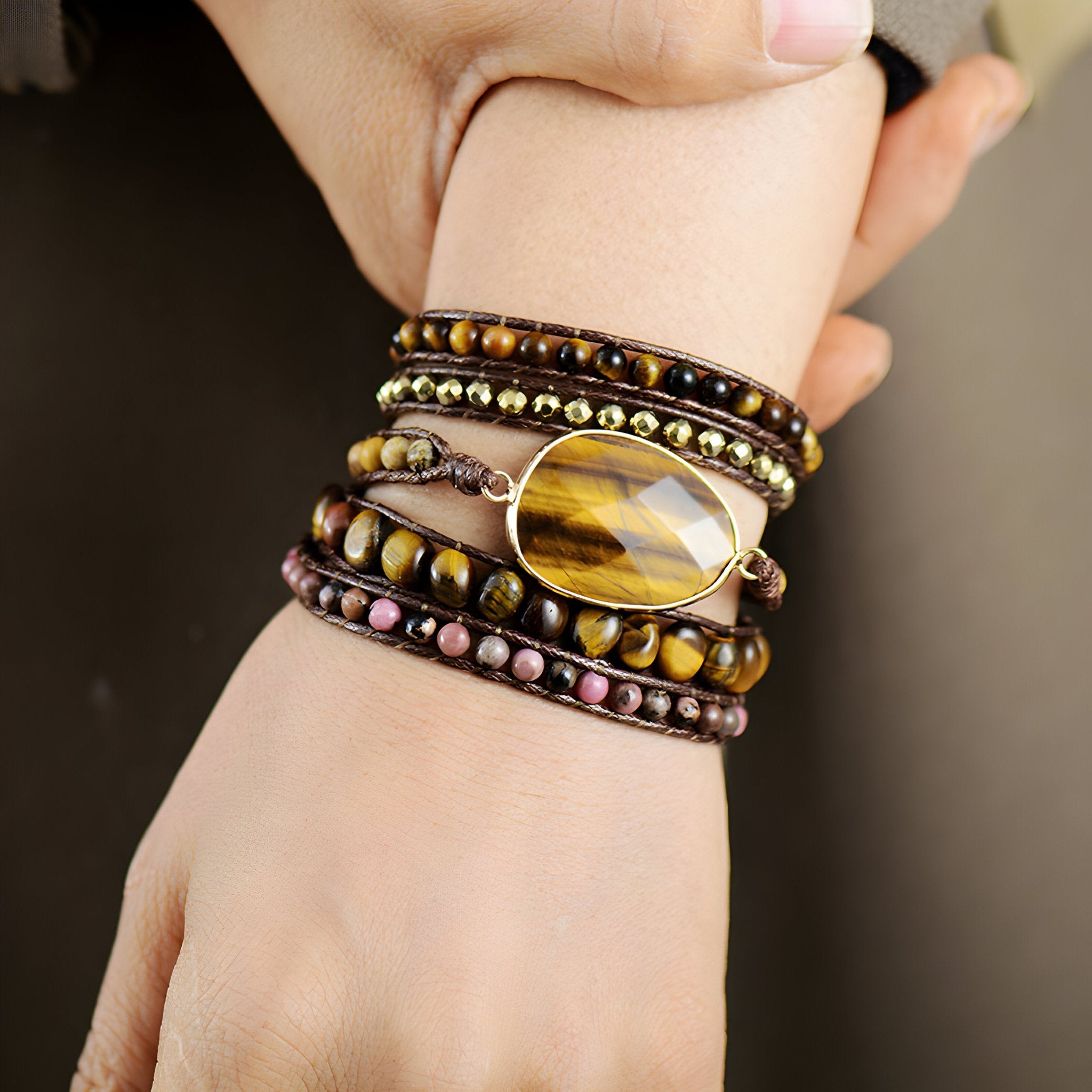 Bracelet multi-rangs en œil de tigre et pierres de rhodonite marron avec perles brillantes et fil tressé.