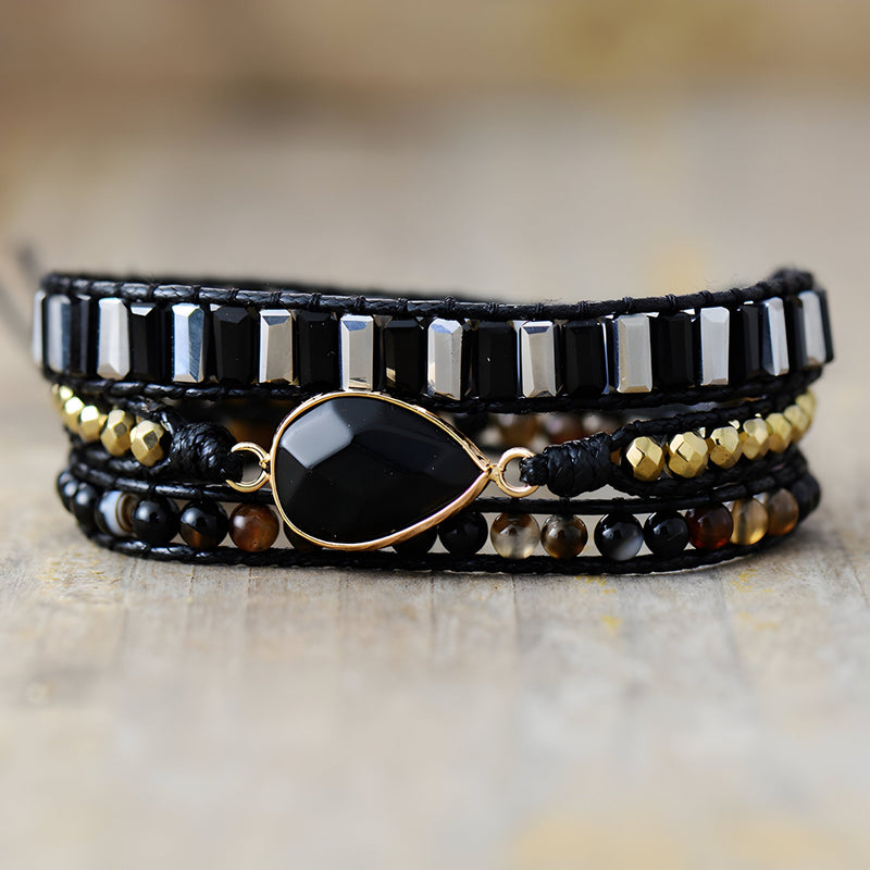Bracelet multi-rangs en onyx noir et perles cuivre avec pendentif goutte noir brillant.