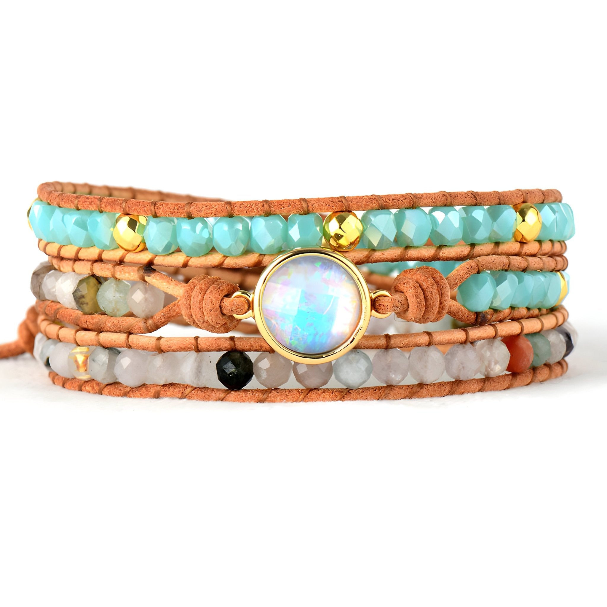 Bracelet multi-rangs en pierres naturelles turquoise, beige et grises avec ornement central en opale scintillante et détails .