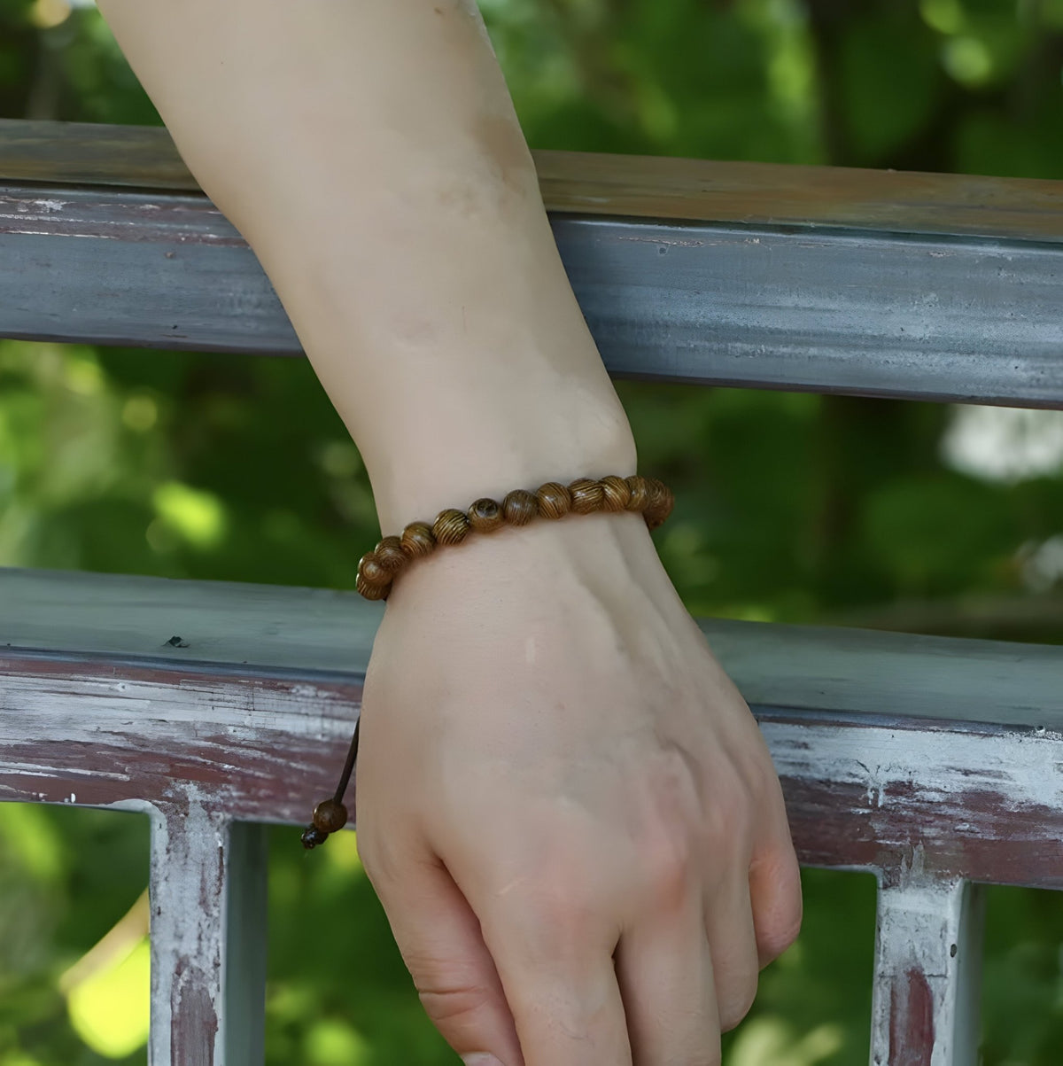 Bracelet masculin en perles de bois marron, style naturel et sobre, modèle Gaël.