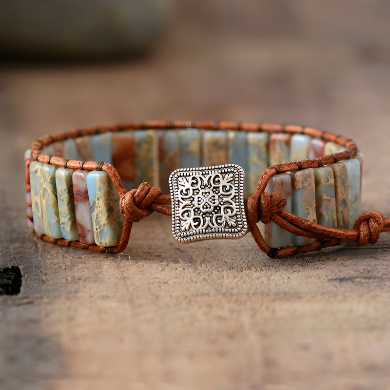 Bracelet multi-rangs femme en pierres bleu et marron, fermoir métal argenté gravé, ajustable.