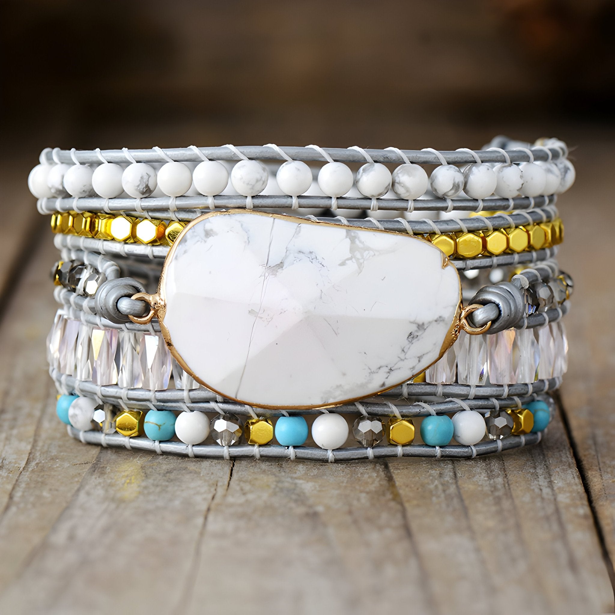 Bracelet multi-rangs femme en pierres naturelles blanches, howlite avec pierre centrale ovale et perles dorées et turquoise.