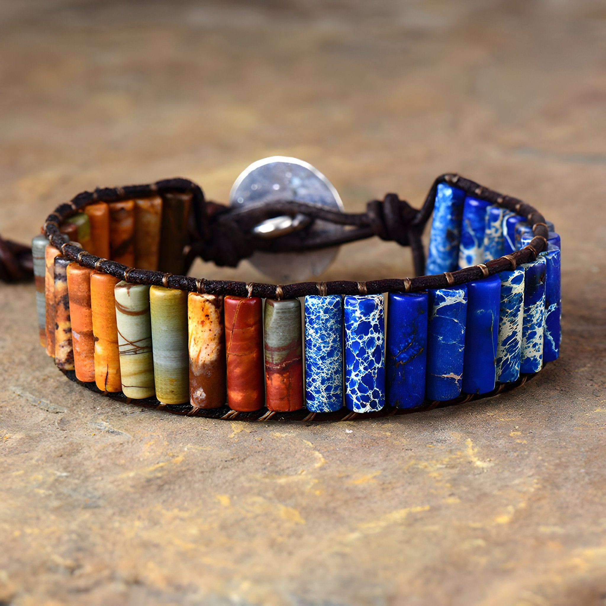 Bracelet multi-rangs femme en pierres de jaspe multicolores et cuir avec fermoir bouton métallique.
