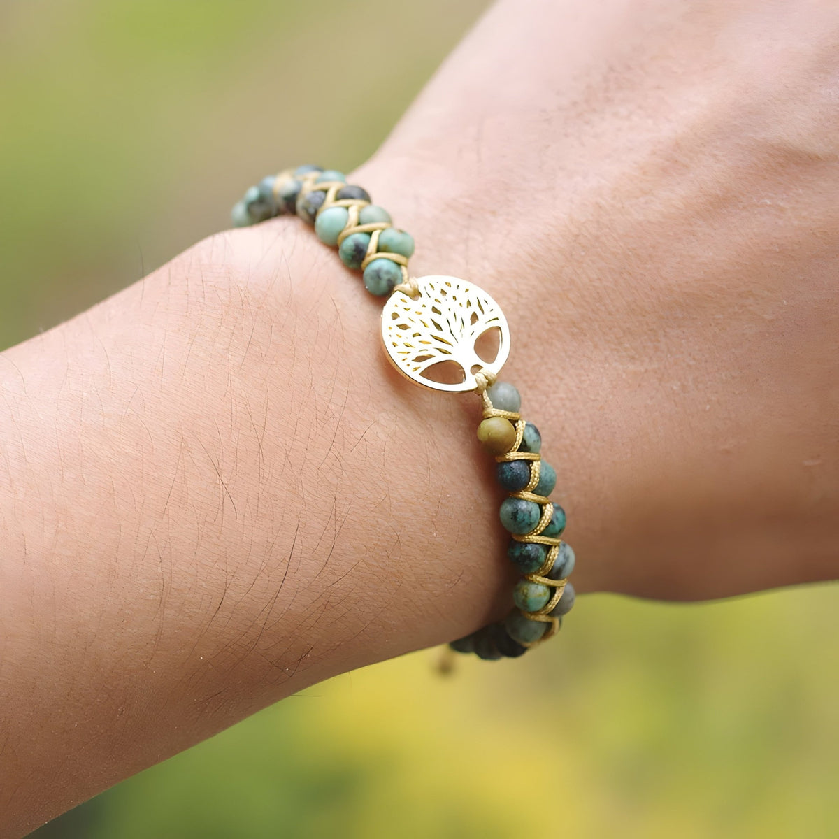 Bracelet multi-rangs en pierres de jaspe beige et marron avec pendentif arbre de vie doré élégant.