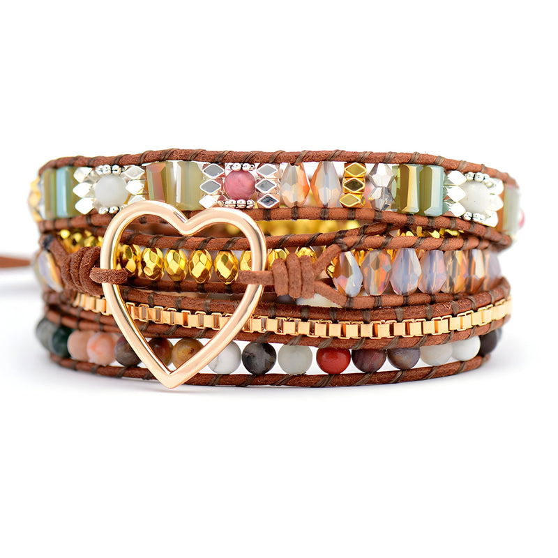 Bracelet multi-rangs en pierres de jaspe multicolores avec cœur doré central sur lien en cuir marron.