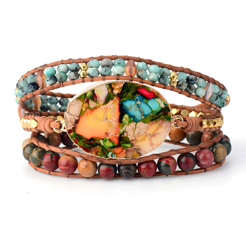 Bracelet femme multi-rangs en pierres naturelles multicolores avec pierre centrale ovale sertie sur cuir marron.