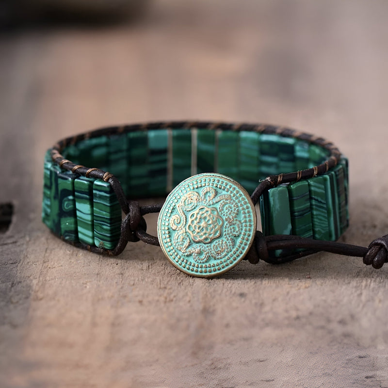 Bracelet multi-rangs en pierres de malachite verte avec bouton décoratif turquoise gravé.