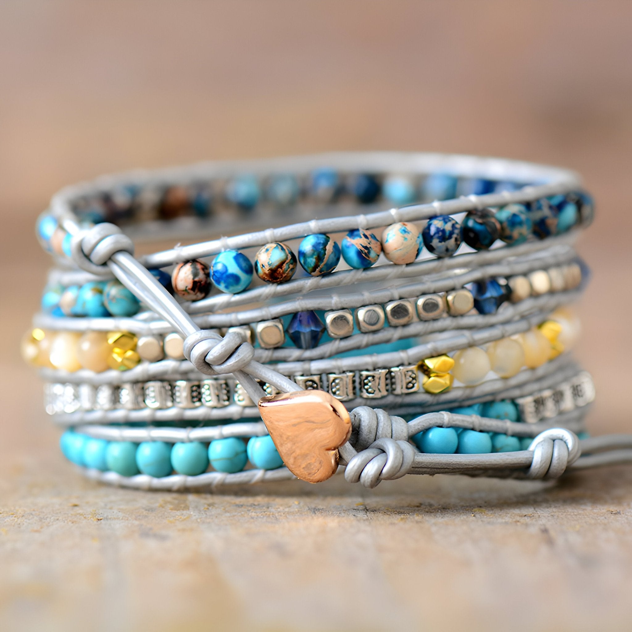 Bracelet multi-rangs en pierres turquoise, jaspe bleu-blanc, perles argentées et pendentif cœur cuivre.