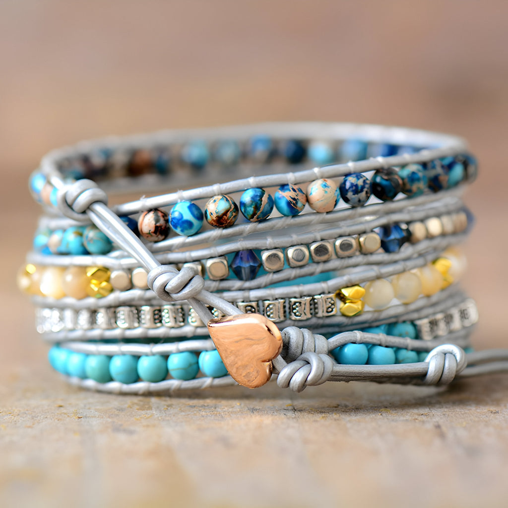 Bracelet multi-rangs en pierres turquoise, jaspe bleu-blanc, perles argentées et pendentif cœur cuivre.