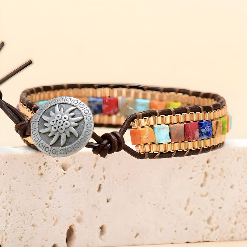 Bracelet multi-rangs pour femme en pierres turquoise, corail rouge, et perles beige avec fermoir bouton métal orné d’un.