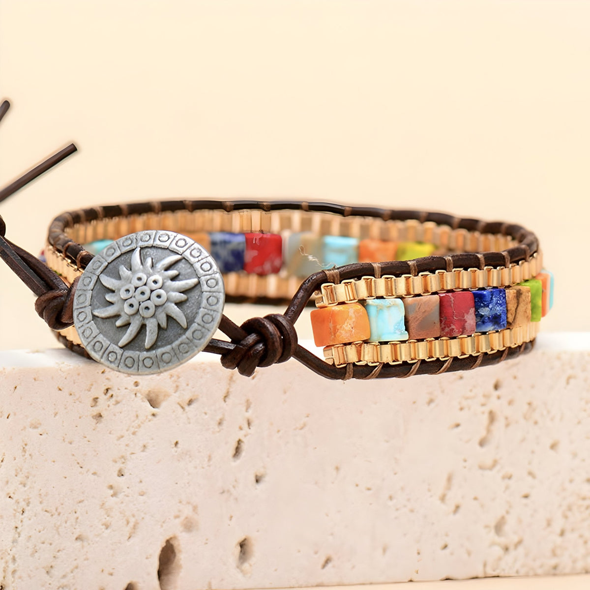 Bracelet multi-rangs pour femme en pierres turquoise, corail rouge, et perles beige avec fermoir bouton métal orné d’un.
