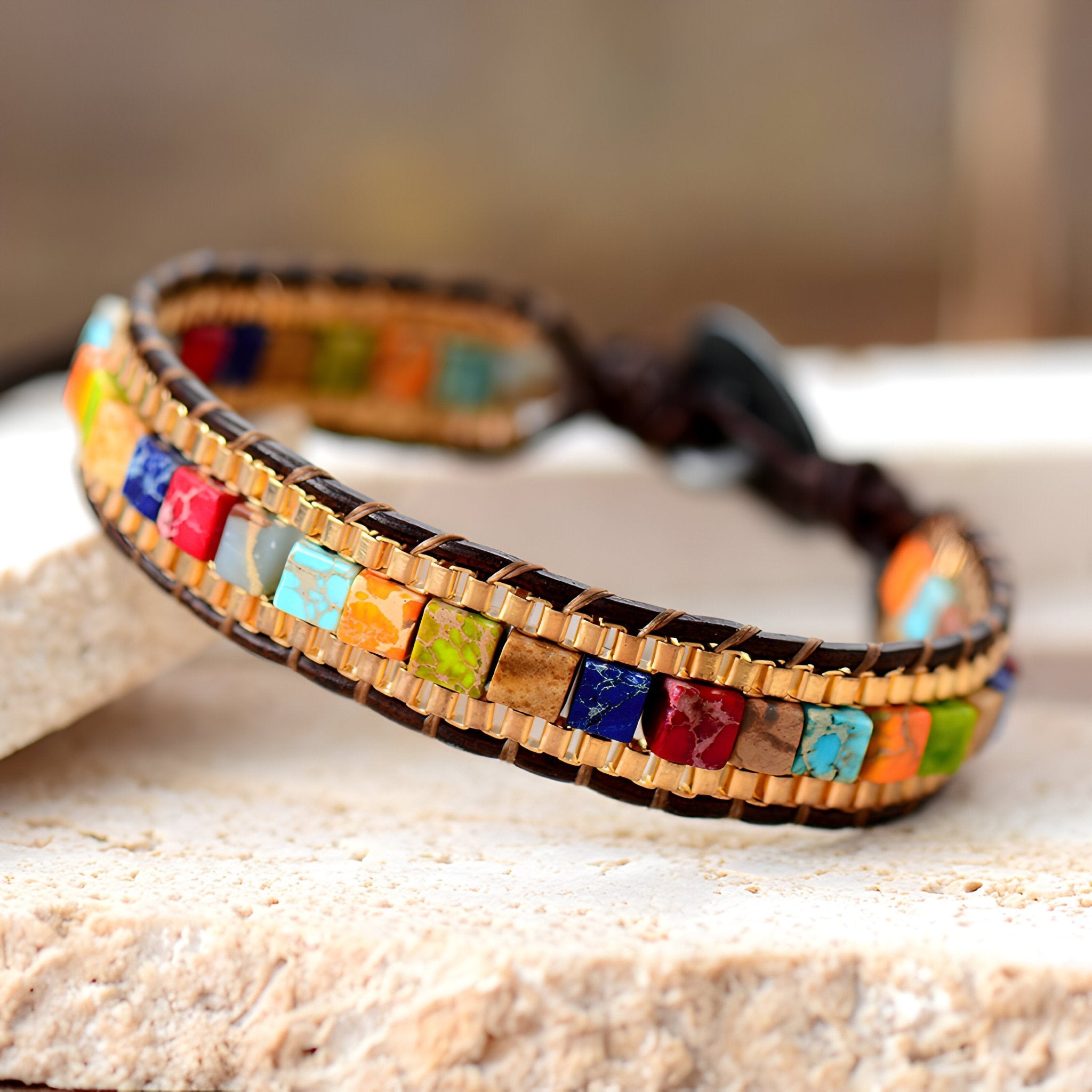 Bracelet multi-rangs en pierres naturelles turquoise, bleu, rouge, vert et jaune avec tissage en cuir marron.