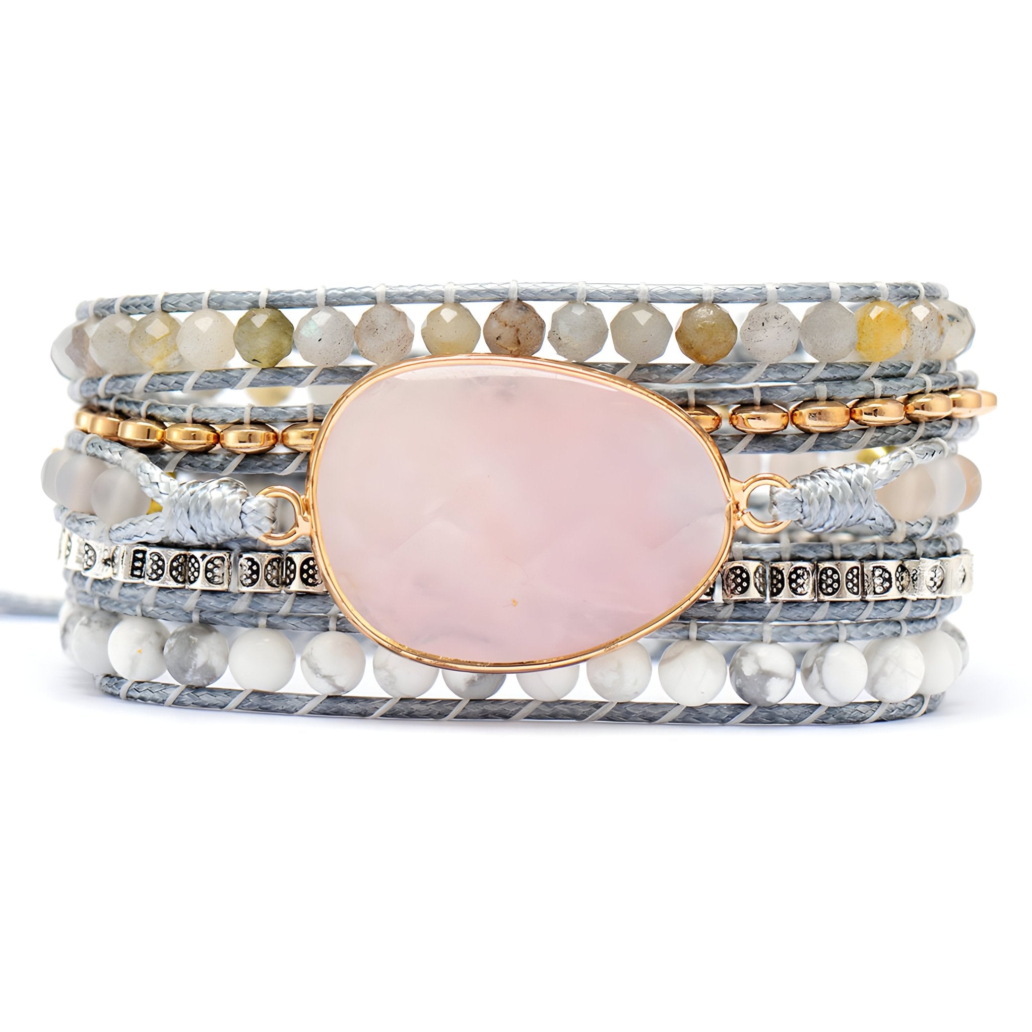 Bracelet multi-rangs en quartz rose et labradorite, perles grises avec détail doré et pierre centrale ovale rose pâle.