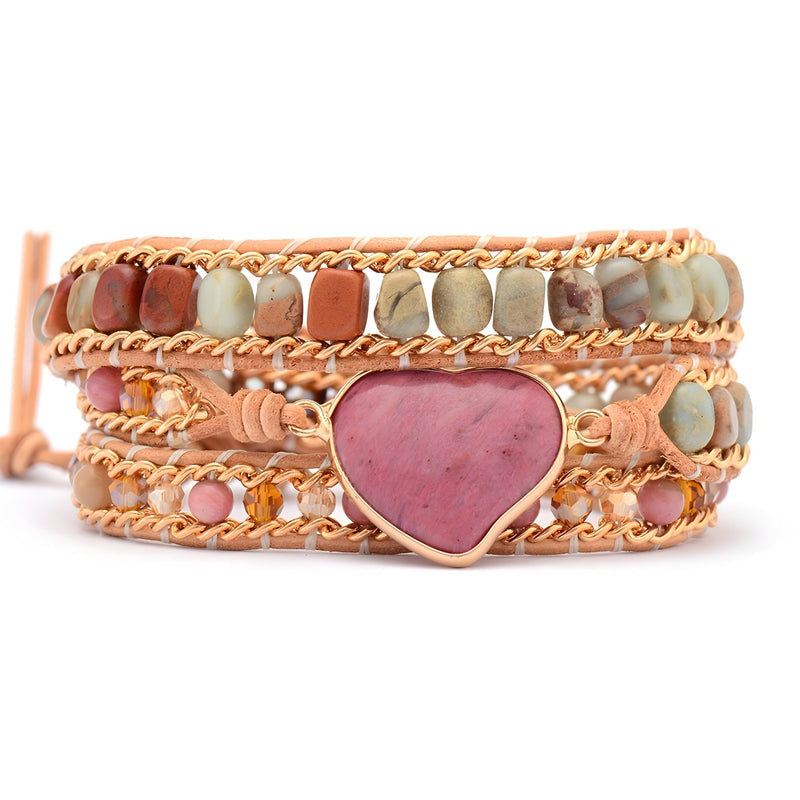 Bracelet multi-rangs en cuir beige avec perles naturelles multicolores et cœur central en rhodonite rose.