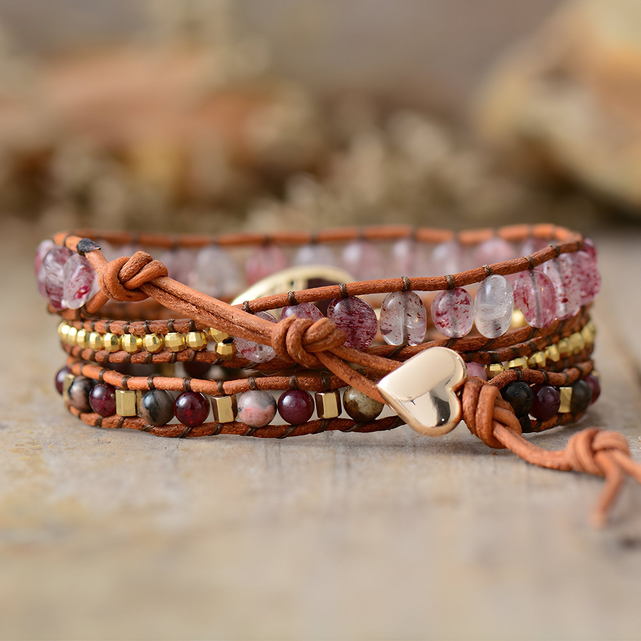 Bracelet multi-rangs femme en pierres naturelles marron, quartz rose, perles dorées, cœur ivoire et cuir tressé.
