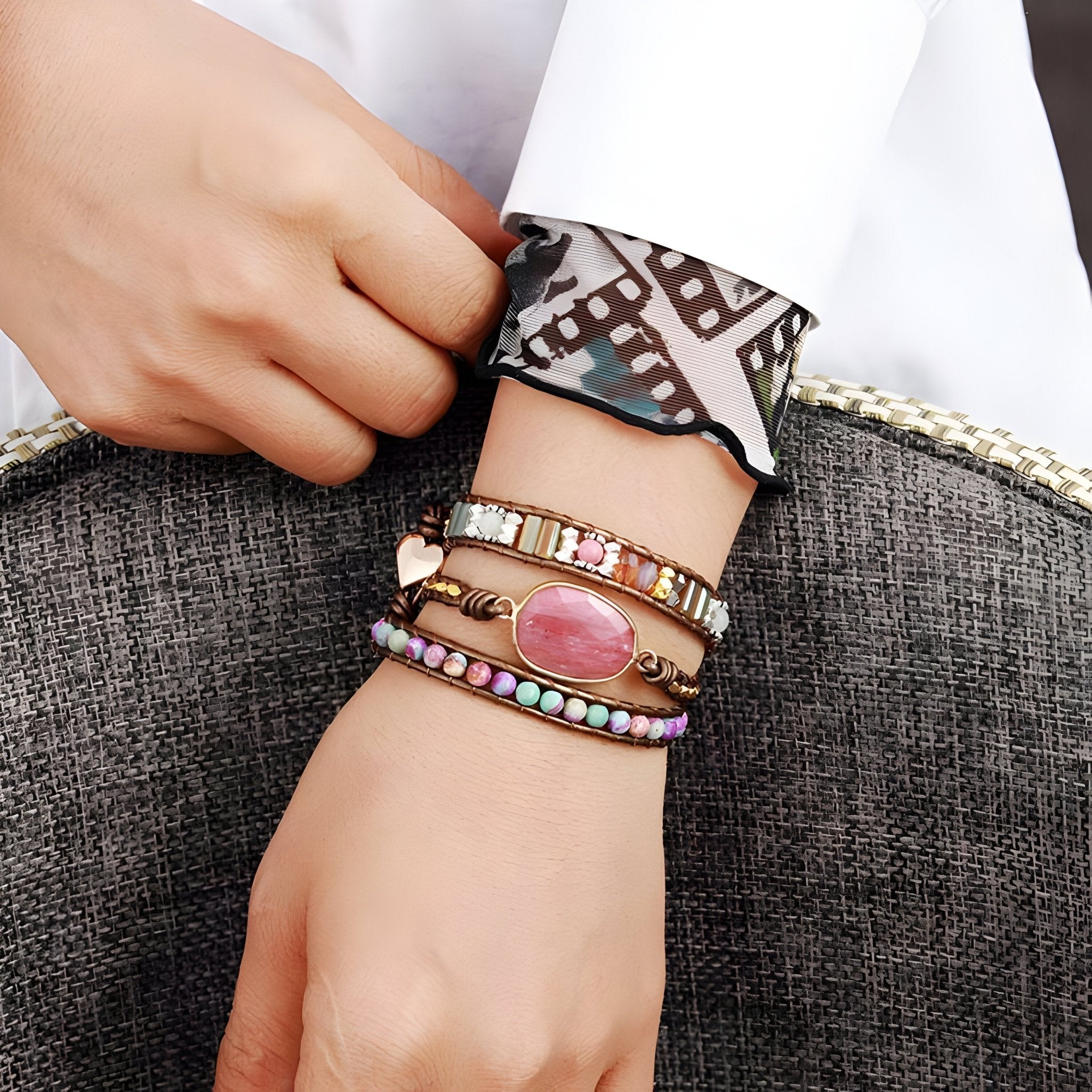 Bracelets multirangs pour femme avec pierres naturelles rouge, rose, beige et turquoise, modèle Orla.