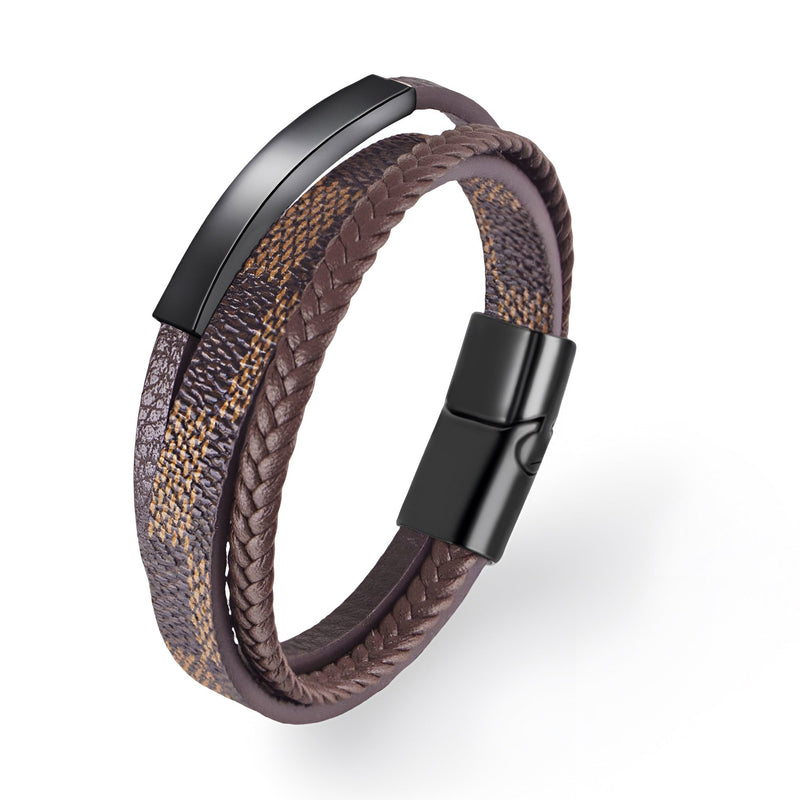 Bracelet multi-rangs marron avec motif damier et fermoir noir mat en acier.