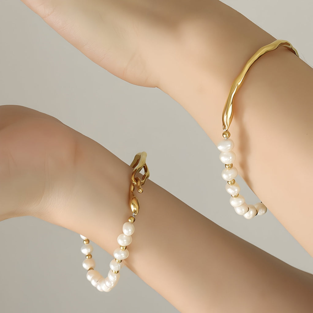 Bracelet plaqué or 14 carats en titane avec perles blanches élégantes modèle Delma.