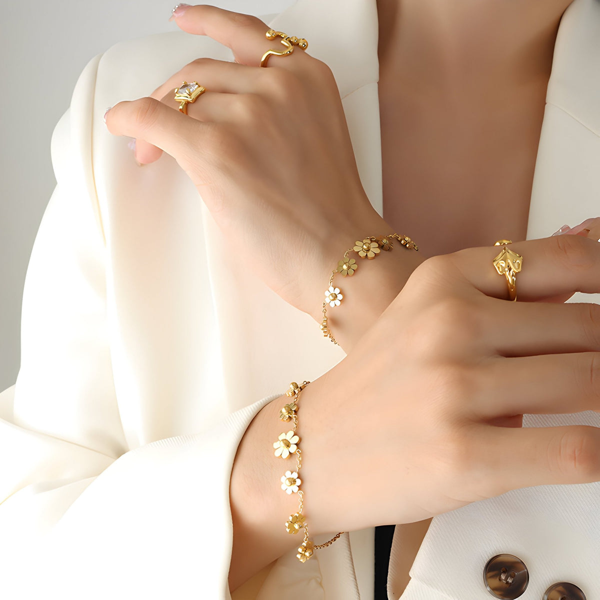 Bracelet floral en titane plaqué or 18 carats avec fleurs délicates, porté sur poignet féminin.
