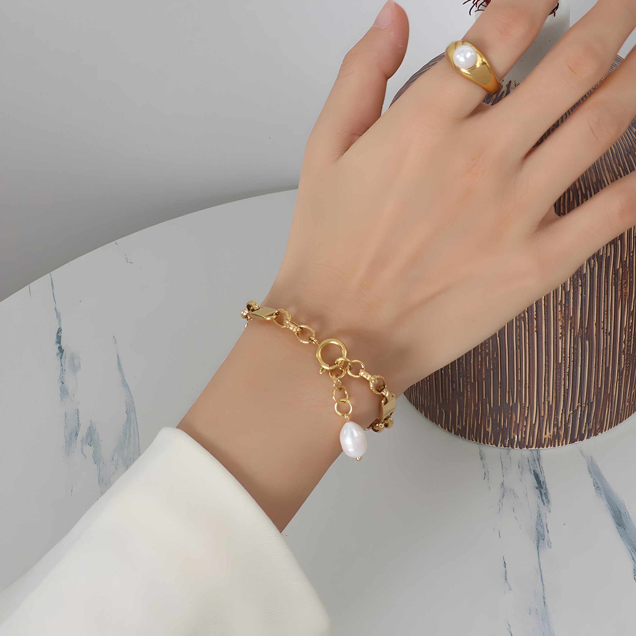 Bracelet en titane plaqué or 18 carats avec chaîne épaisse et large perle naturelle suspendue.