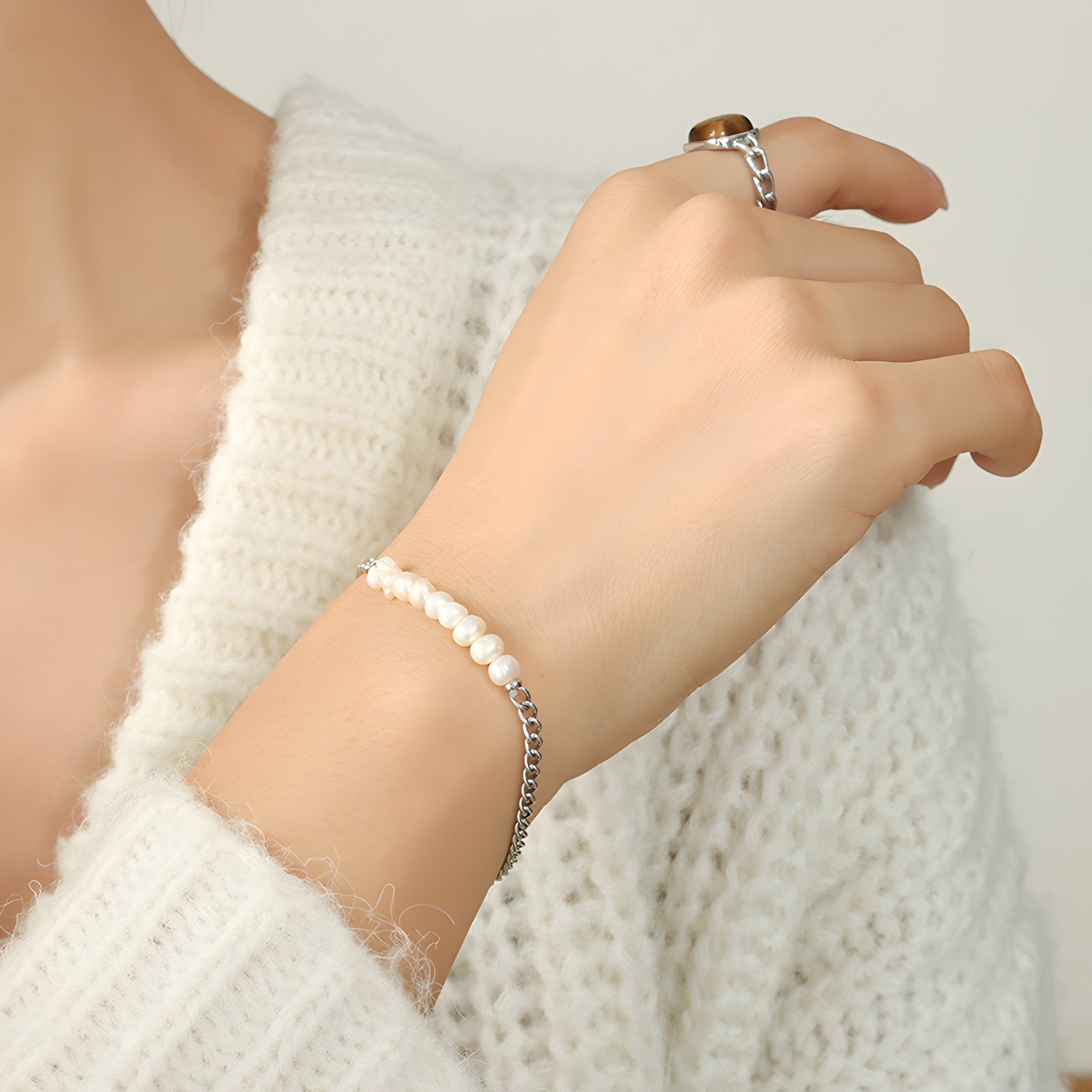 Bracelet fin en titane plaqué or 18 carats avec perles naturelles blanches, design Andrea.
