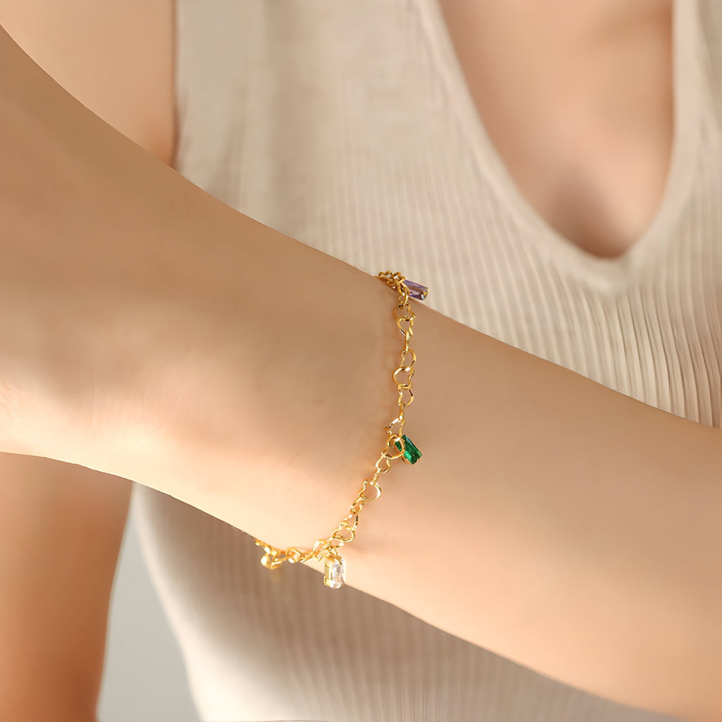 Bracelet fin en titane plaqué or 18 carats avec petites pierres de zircons colorées, modèle Éloïse.
