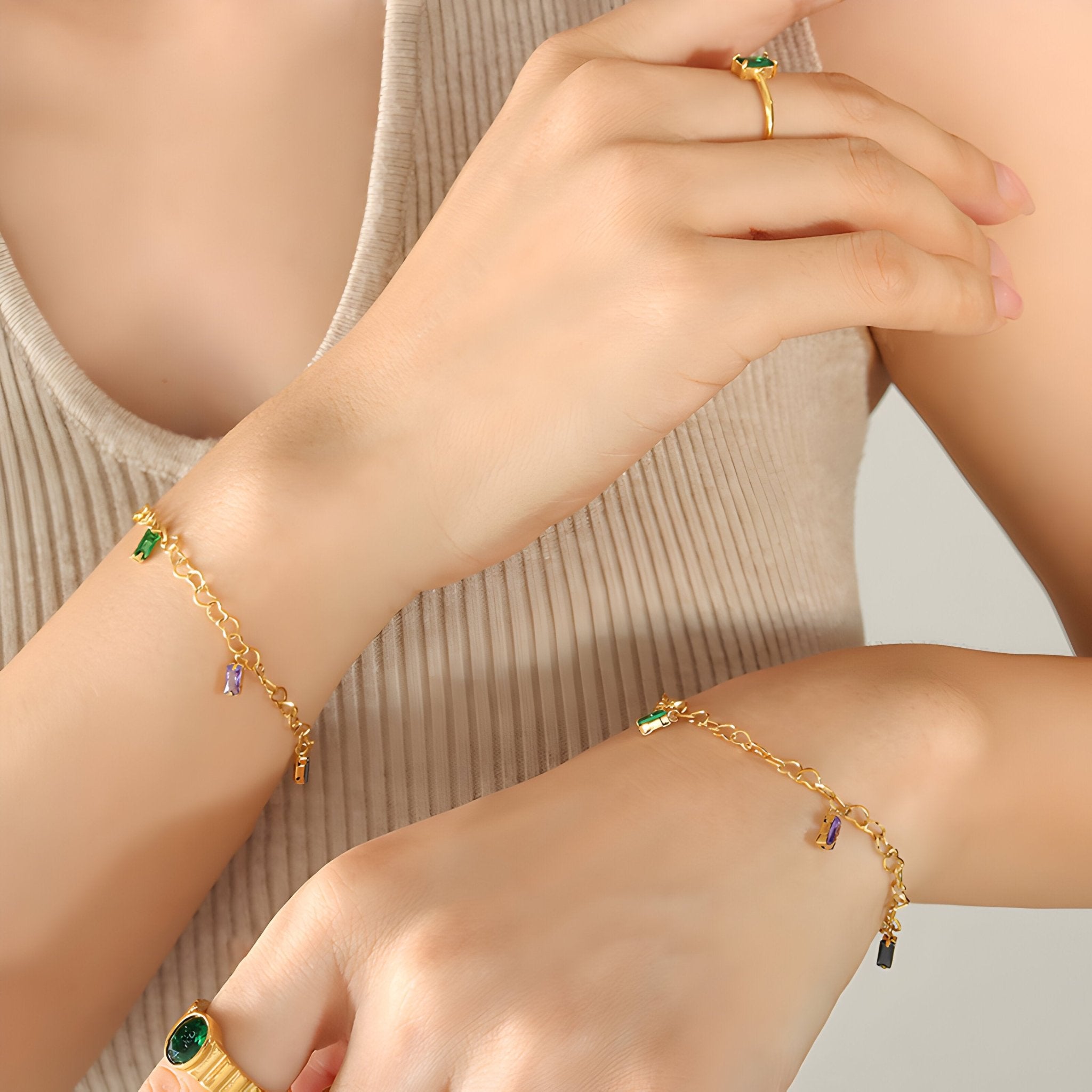 Bracelet en titane plaqué or 18 carats avec pierres de zircons colorées, modèle Éloïse, porté.