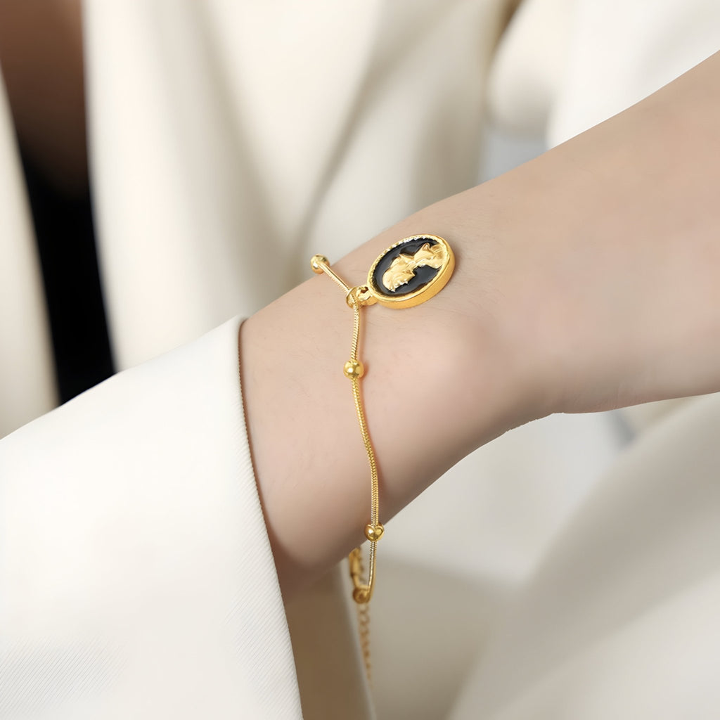 Bracelet plaqué or 18 carats avec pendentif ovale noir et doré, thème Blanche Neige et pomme.