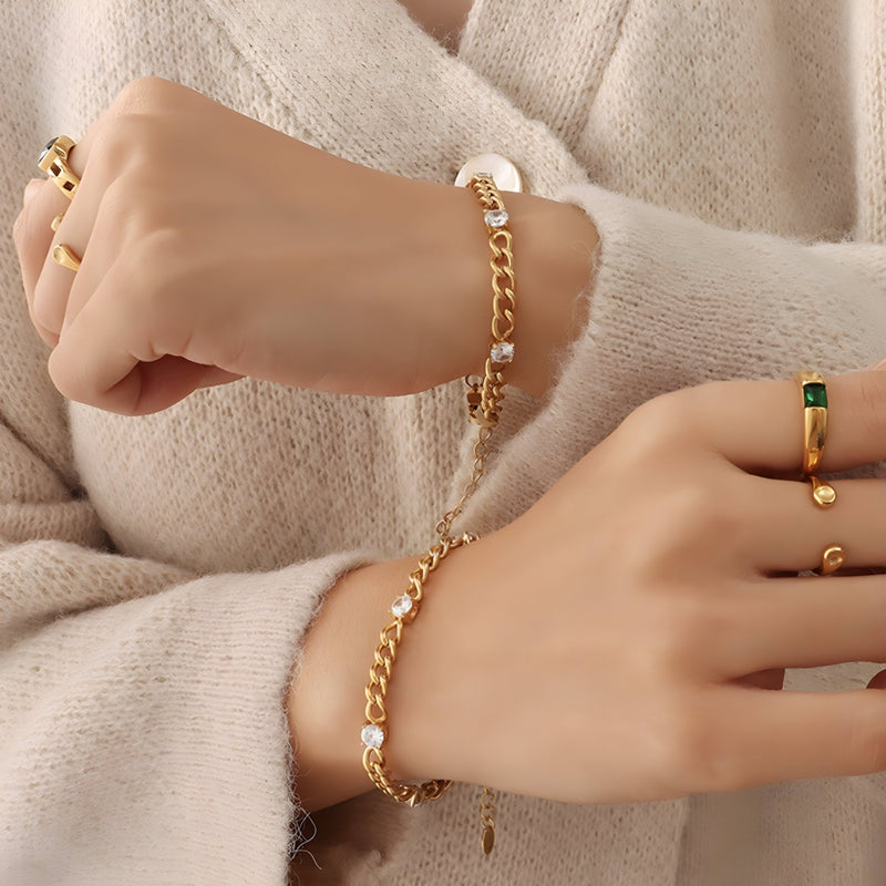 Bracelet chaîne en titane plaqué or 18 carats avec 4 zircons étincelants, modèle Elvina.