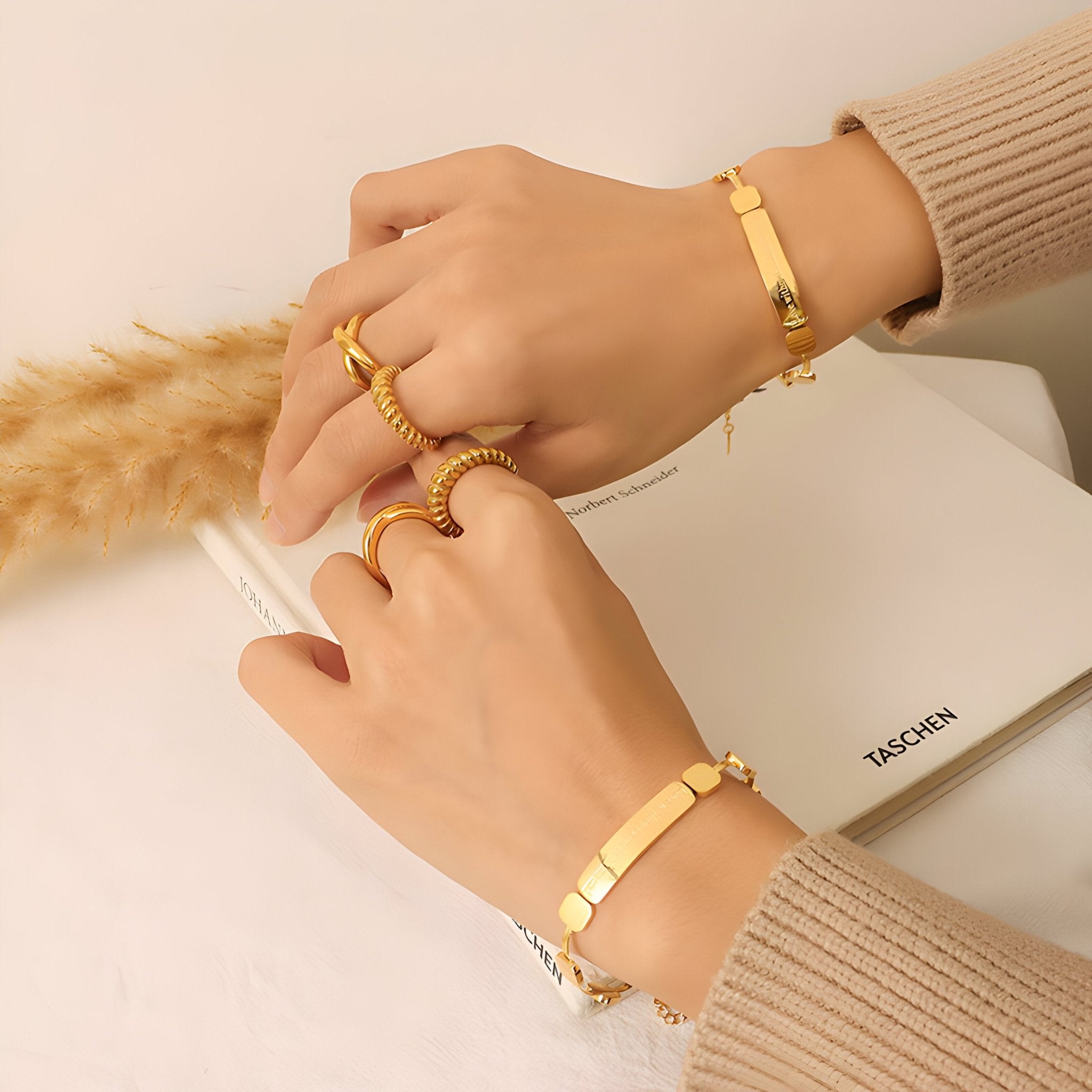 Bracelet femme en titane plaqué or 18 carats avec design lisse et fermoir métallique.