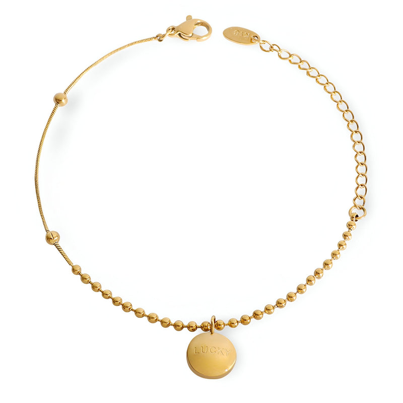 Bracelet fin en perles dorées avec médaille ronde lisse gravée Lucky, fermoir mousqueton.