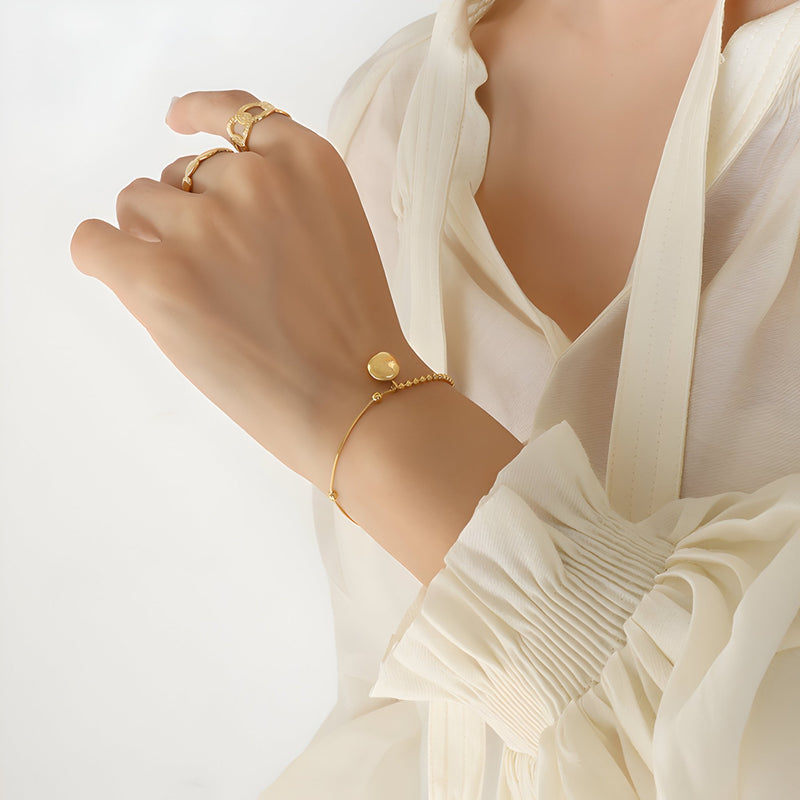 Pulsera de titanio chapada en oro de 18 quilates, medallón