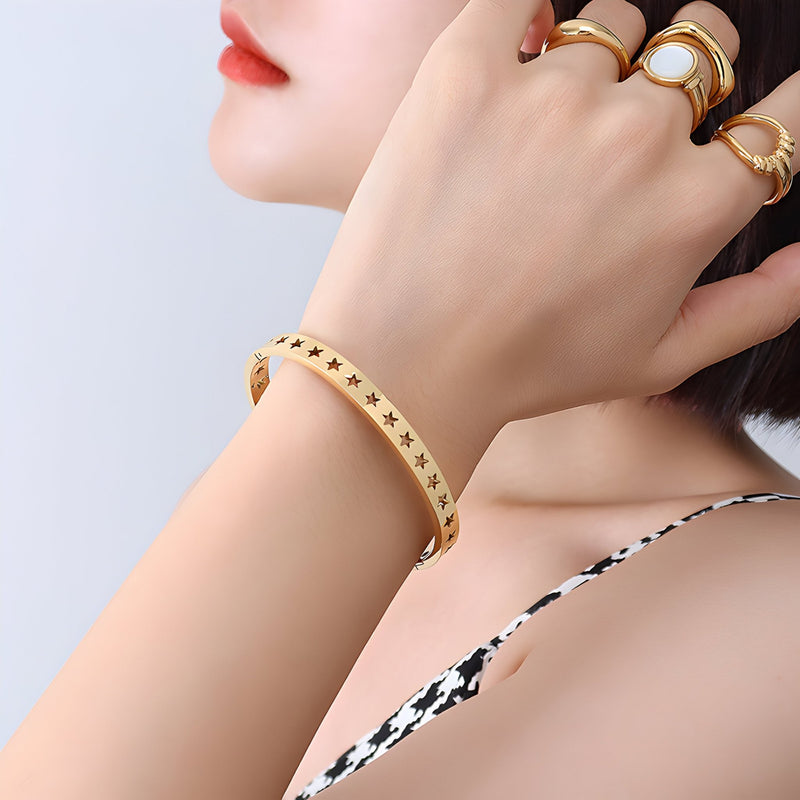 Pulsera de titanio chapada en oro de 18 quilates, diseño de estrellas huecas, modelo Julie
