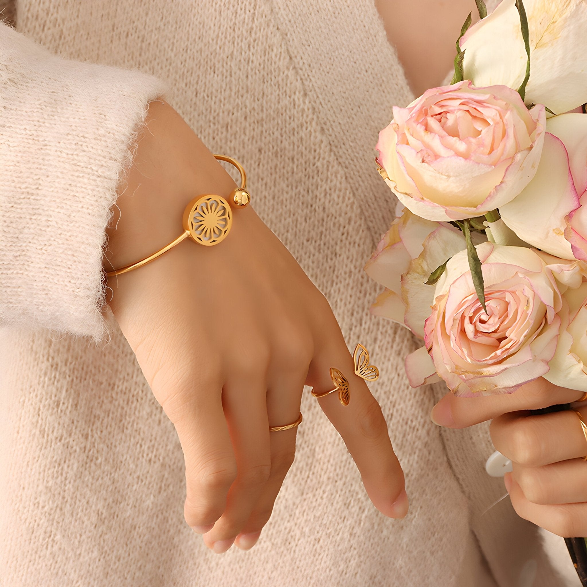 Bracelet fin en titane plaqué or 18 carats avec motif floral délicat, style Léa, porté au poignet féminin.