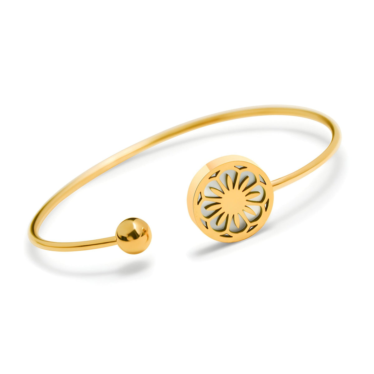 Bracelet ouvert en titane plaqué or 18 carats avec motif floral ajouré et sphère lisse.