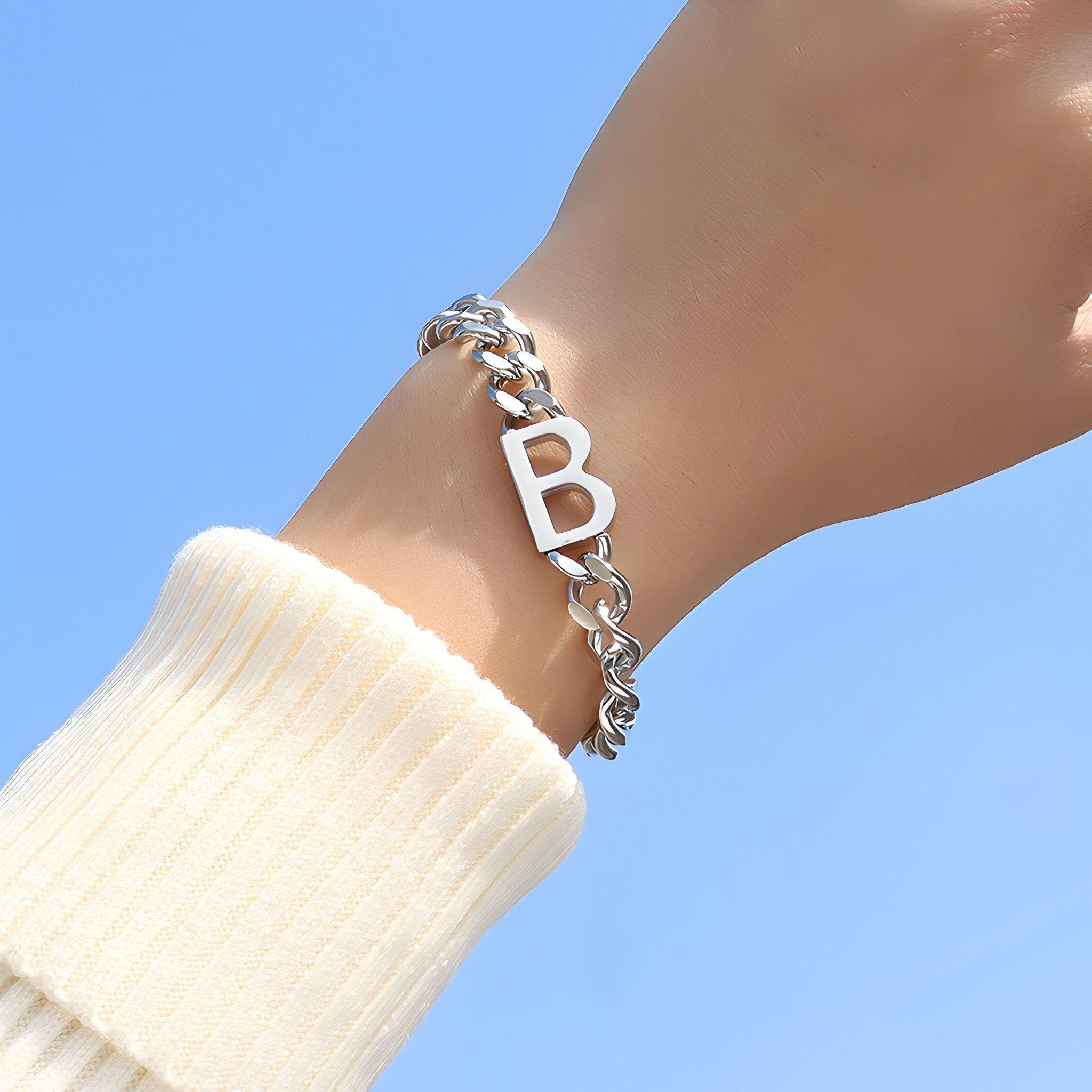 Bracelet en titane argenté avec motif lettre "B", chaîne maille épaisse, style moderne.