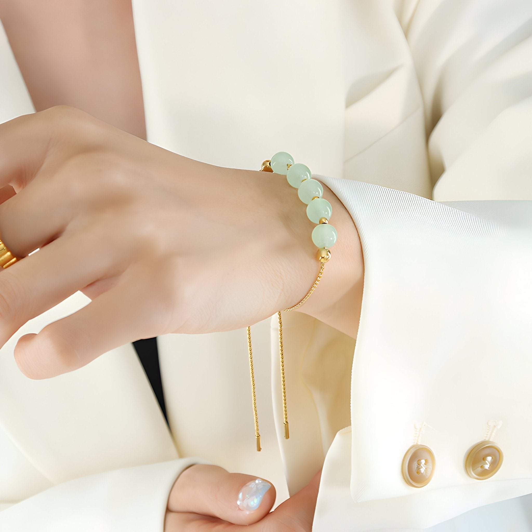 Bracelet fin en titane plaqué or avec pierres de jade épaisses vert pâle, modèle Emma.