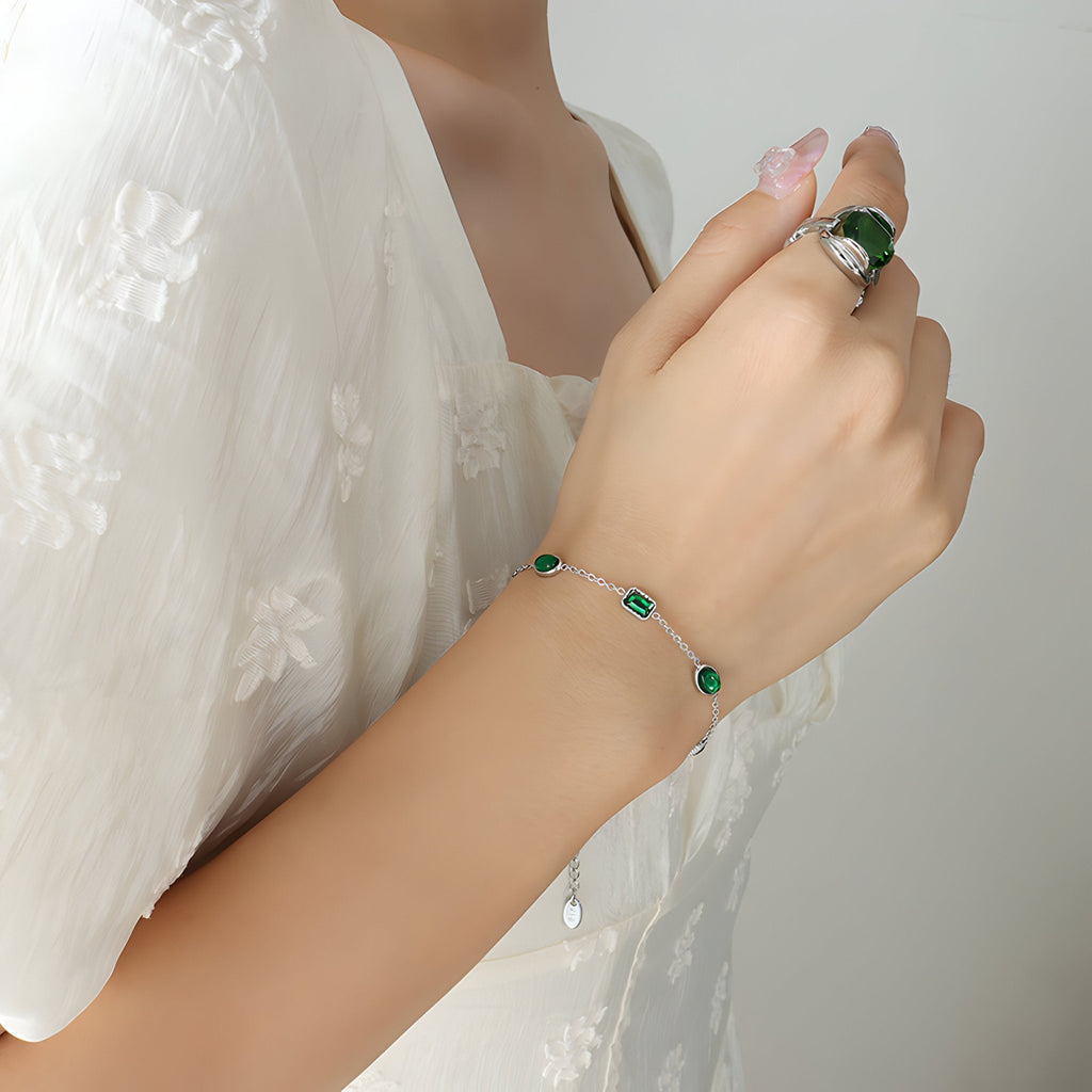 Bracelet en titane plaqué or, avec pierres de zircons imitation émeraude, modèle Lelia - La Boutique du Bracelet