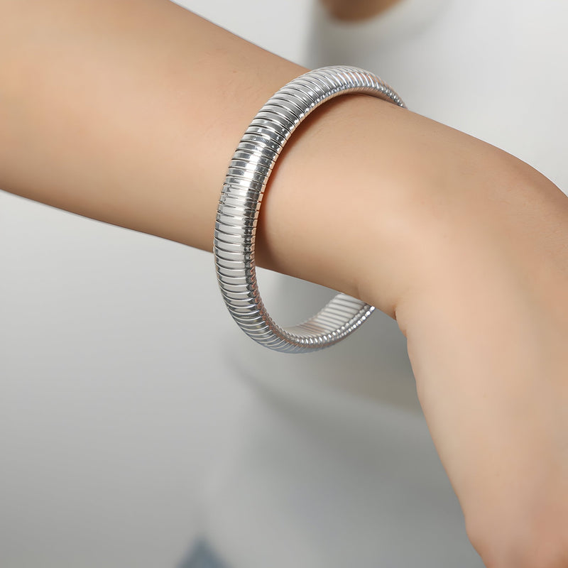 Bracelet jonc flexible en titane plaqué argent avec texture nervurée moderne.