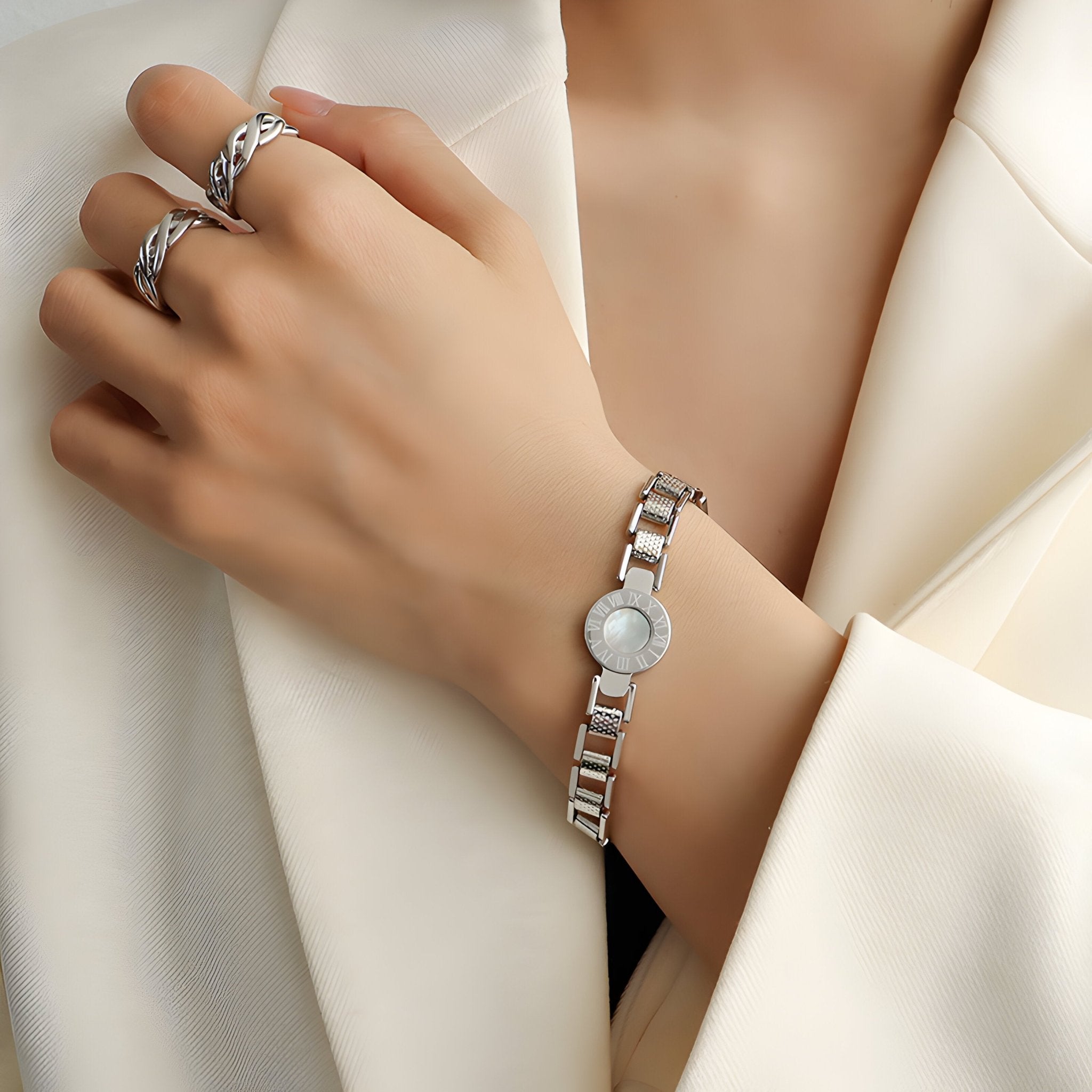Bracelet en titane plaqué argent avec imitation cadran blanc et chiffres romains, modèle Jane, porté au poignet.