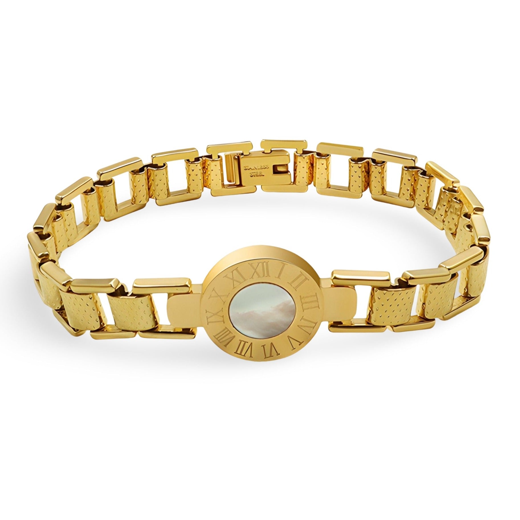Bracelet en titane plaqué or avec cadran rond orné de chiffres romains et maillons rectangulaires texturés.