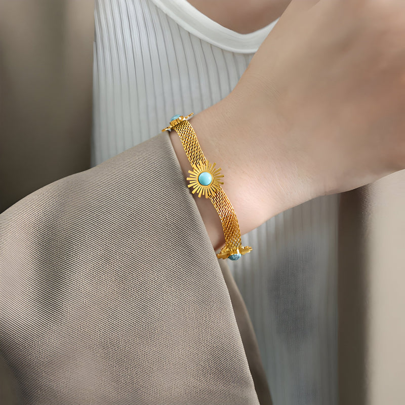 Pulsera de titanio chapado en oro, diseño de flores con piedras turquesas, modelo Lyla