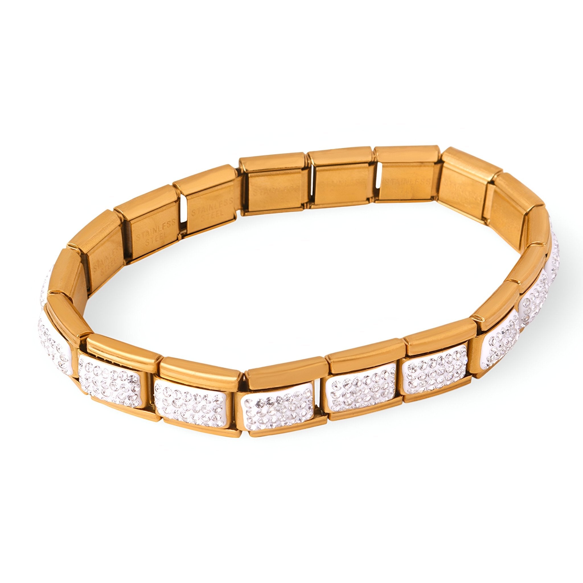 Bracelet rigide en titane plaqué or avec maillons rectangulaires sertis de petites zircones blanches.