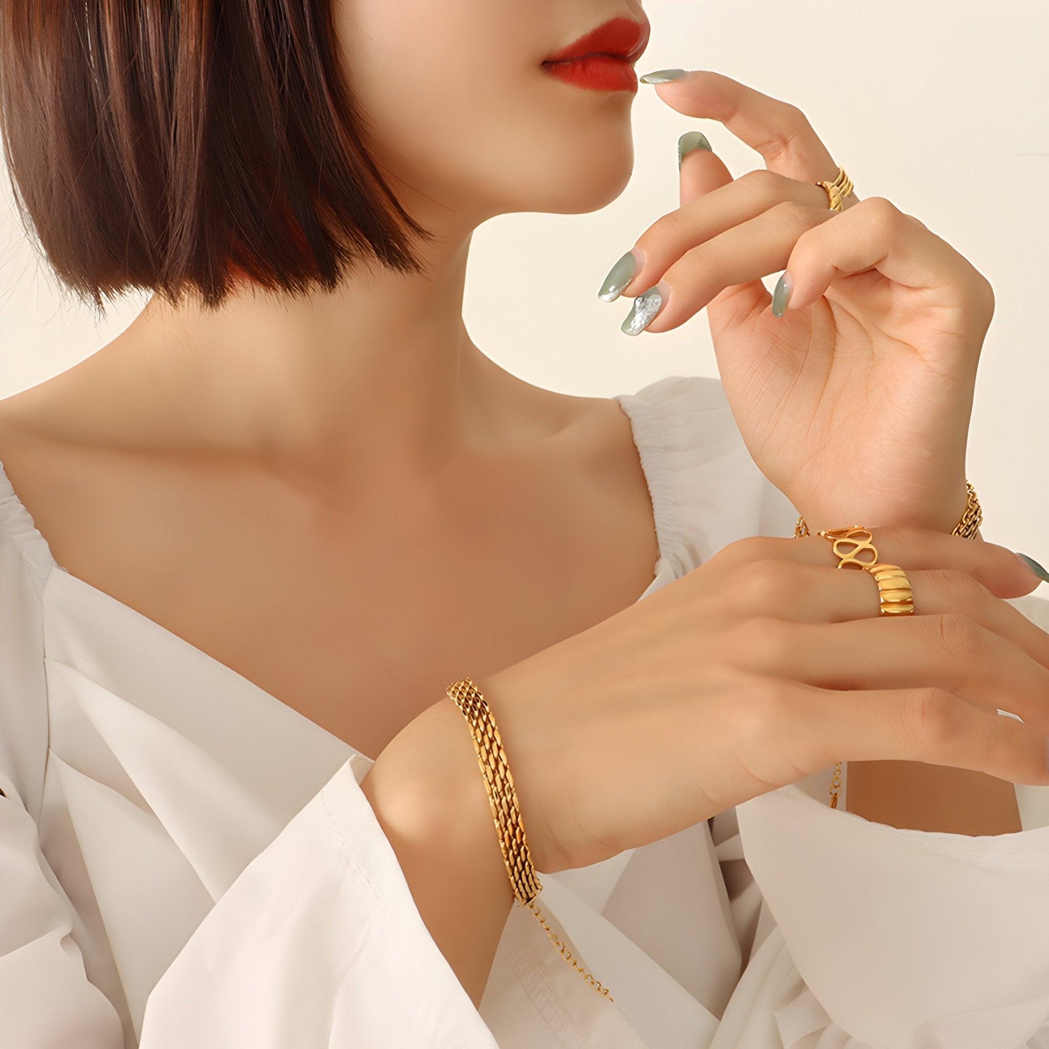 Bracelet de montre en titane plaqué or avec maille tressée, style Leonie, porté au poignet féminin.