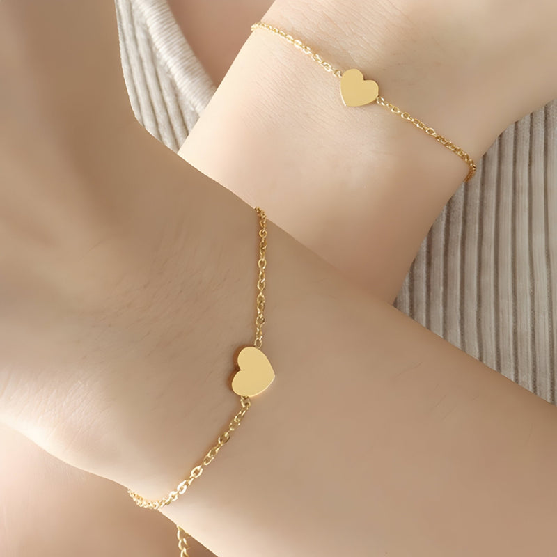 Bracelet fin en titane plaqué or 18 carats avec un petit cœur doré suspendu sur une chaîne délicate.