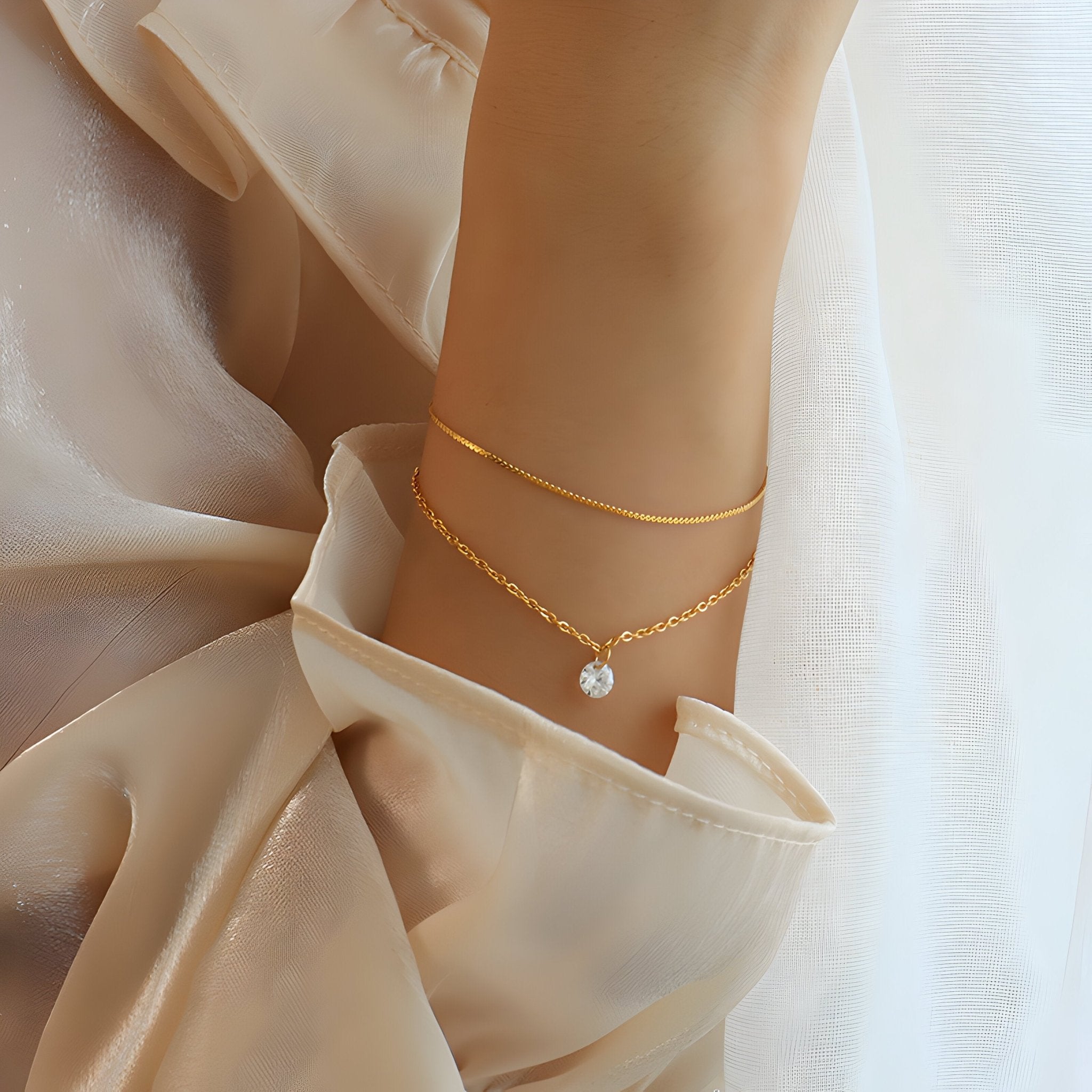 Bracelet fin en titane plaqué or 18 carats avec pierre de zircon ronde scintillante, modèle Tina, porté au poignet.