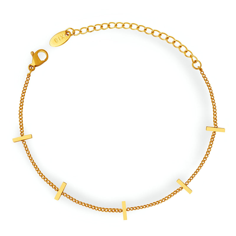 Bracelet fin en titane plaqué or avec trois barres verticales minimalistes et chaîne délicate.