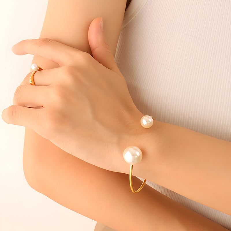 Brazalete rígido de titanio chapado en oro de 18 quilates, con perlas de imitación en los extremos, modelo Amanda