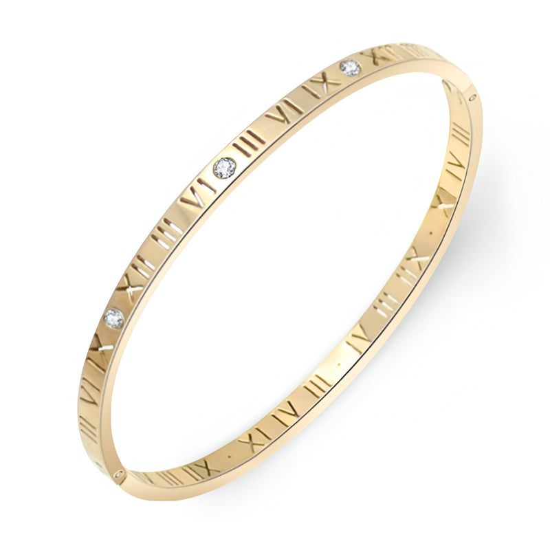 Bracelet jonc fin plaqué or avec chiffres romains gravés et trois pierres de zircon scintillantes.