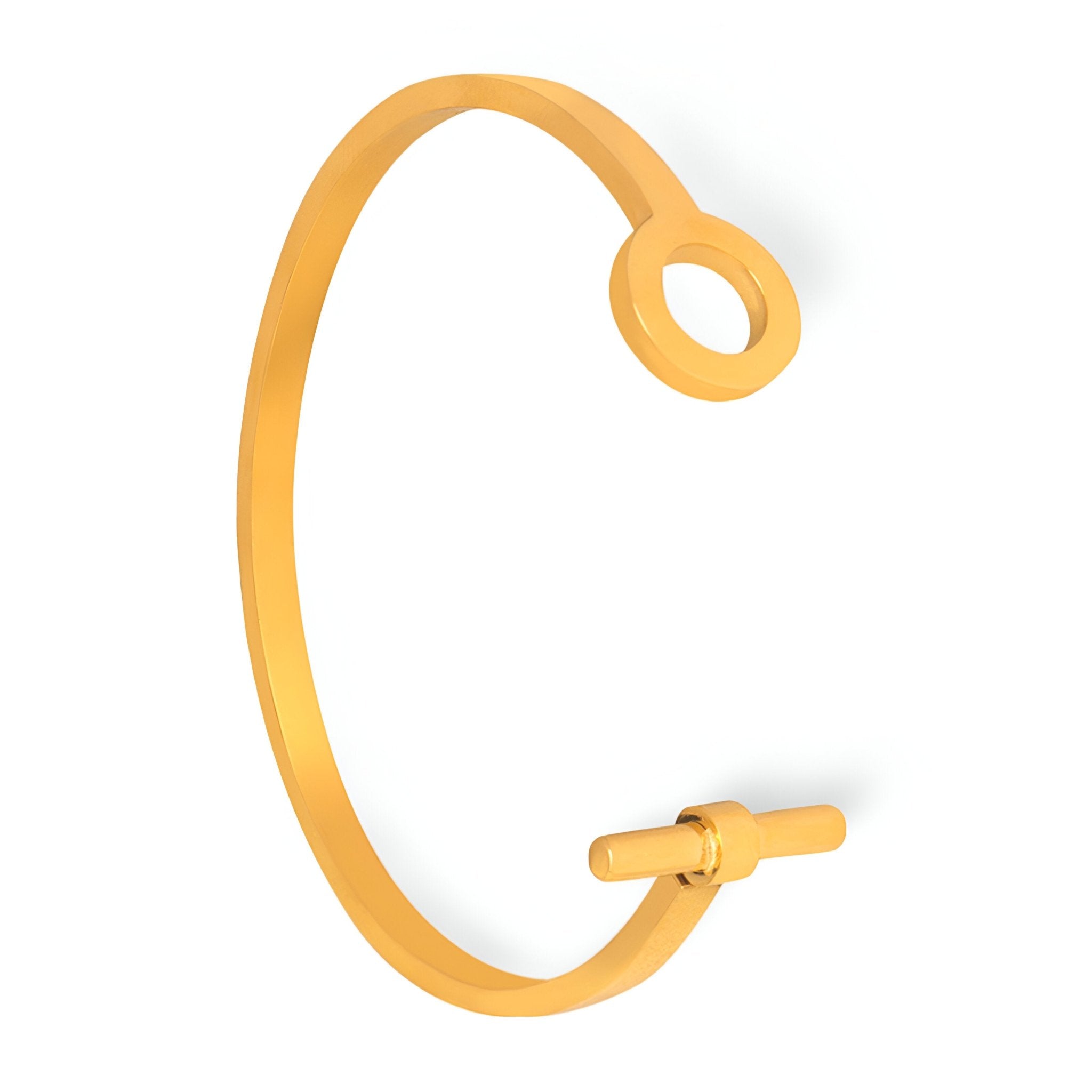 Bracelet jonc en titane plaqué or avec fermoir boucle ronde et barrette minimaliste.